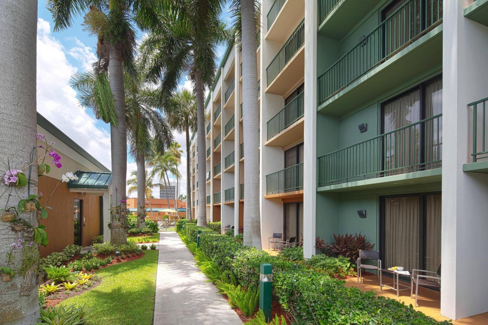 Courtyard By Marriott Fort Lauderdale East / Lauderdale-By-The-Sea Екстериор снимка